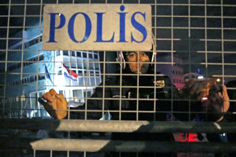 הפגנות מחוץ לשגרירות ההולנדת באנקרה // צילום: איי.אפ.פי