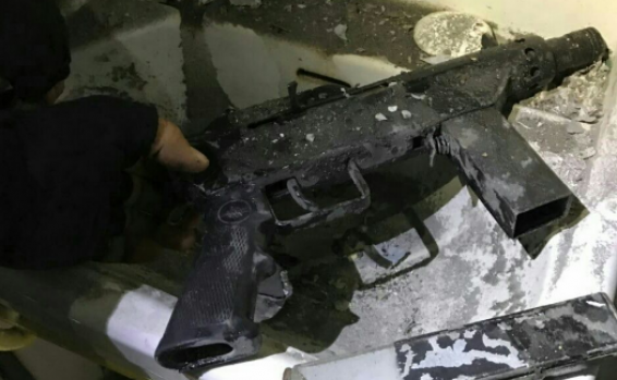 אחד מכלי הנשק שנמצאו בביתו של המחבל // צילום: דוברות המשטרה