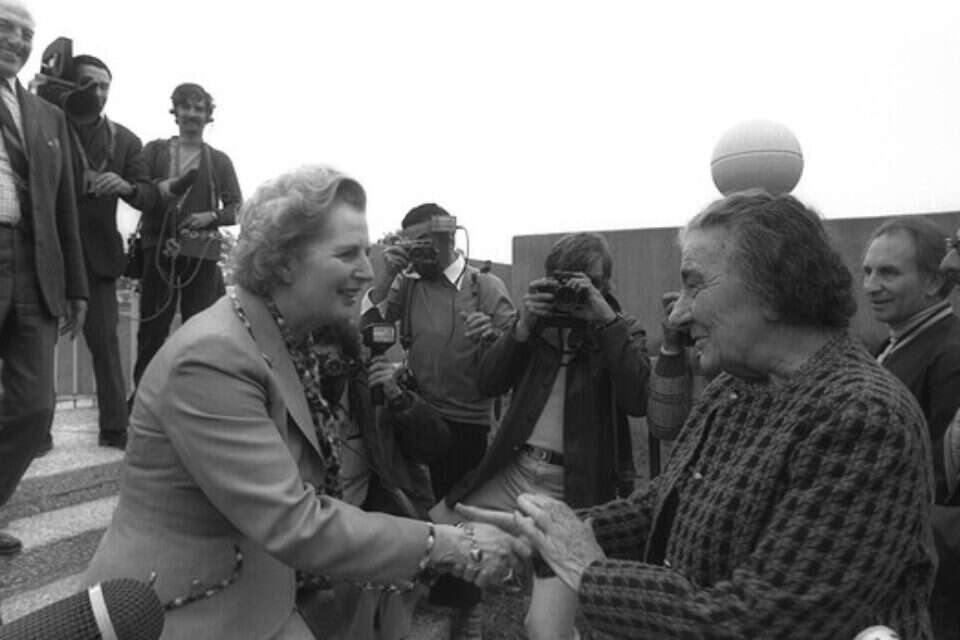 בתמונה ממארס 1976: השתיים בעת ביקורה של תאצ'ר בישראל (עדיין כראש המפלגה השמרנית הבריטית), שנתיים לאחר התפטרותה של מאיר  //  צילום: משה מילנר/לע"מ // בתמונה ממארס 1976: השתיים בעת ביקורה של תאצ'ר בישראל (עדיין כראש המפלגה השמרנית הבריטית), שנתיים לאחר התפטרותה של מאיר  //  צילום: משה מילנר/לע"מ , 