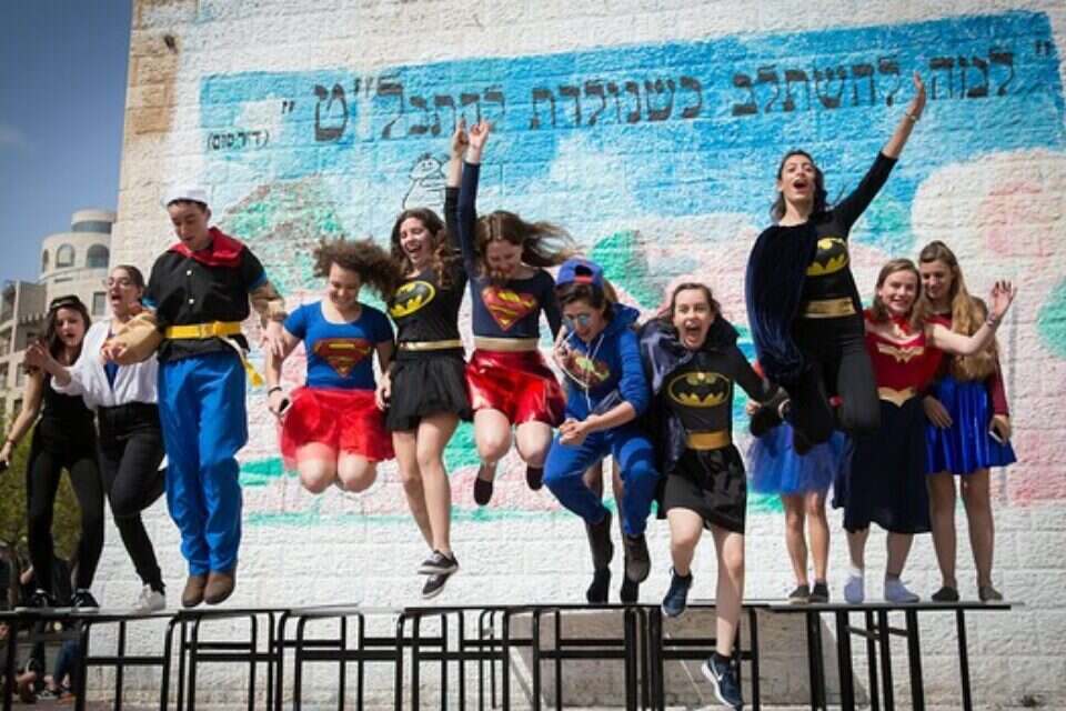 קפיצת מדרגה בחגיגות. ביה"ס הניסויי בבירה // צילום: נעם רבקין פנטון ,
