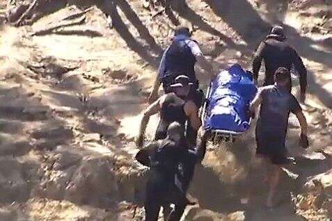 משטרת אוסטרליה מפנה את גופתו של הילד שנרצח // צילום: טוויטר