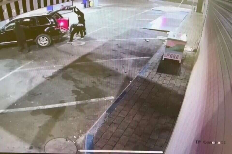 החשודים ביצעו אירועי שוד של כספומטים בפ"ת , דוברות המשטרה