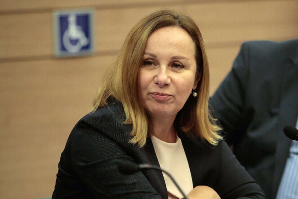 עובד "נתיב" במשרד ראש הממשלה, טוען בתצהיר: "הושעיתי כי התלוננתי שראשת הארגון, נטע בריסקין, העניקה אשרות עולה בניגוד לנהלים" • לדבריו, סבל מ"רדיפה קשה ביותר מצידה"