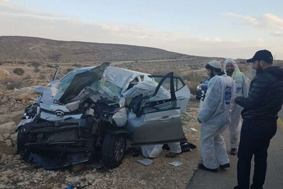 זירת התאונה הקשה בנגב // צילום: דודו גרינשפן // זירת התאונה הקשה בנגב // צילום: דודו גרינשפן ,