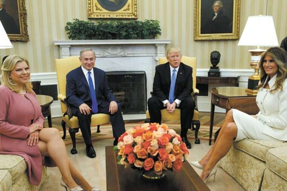 נוכחות טראמפ טובה לישראל. טראמפ, נתניהו ורעיותיהם מלניה ושרה בפגישה בחדר הסגלגל בבית הלבן // צילום: רויטרס // נוכחות טראמפ טובה לישראל. טראמפ, נתניהו ורעיותיהם מלניה ושרה בפגישה בחדר הסגלגל בבית הלבן , .