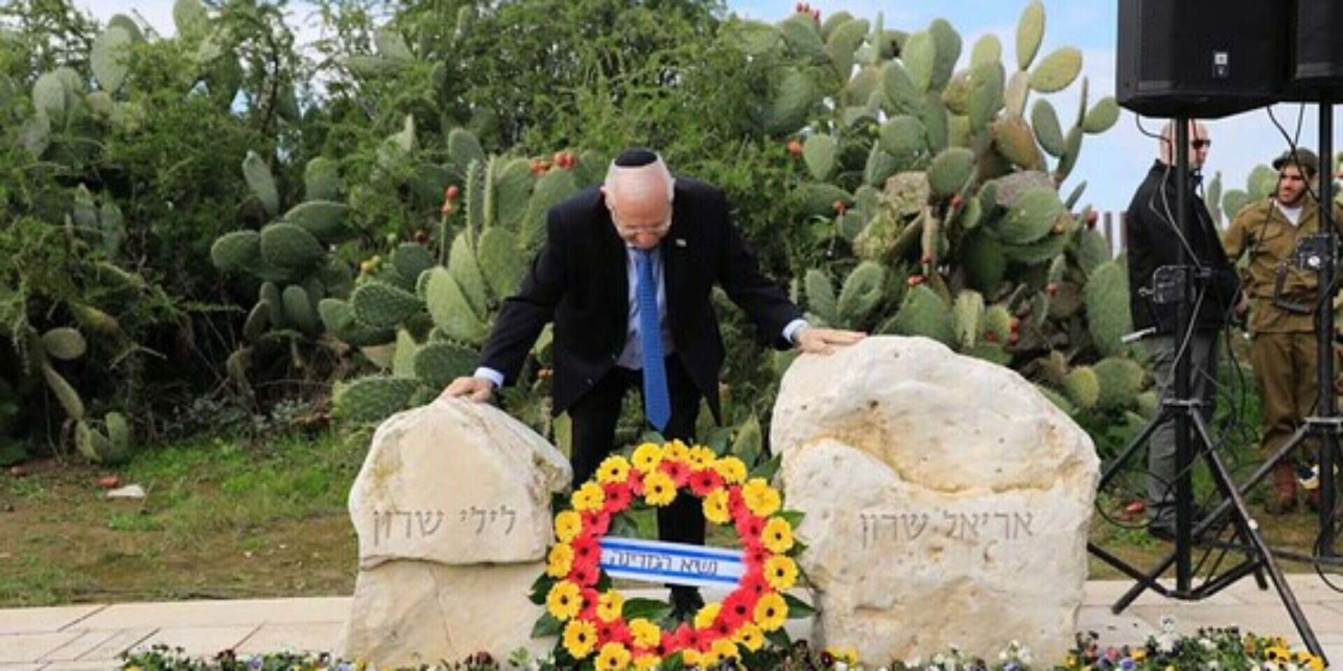 ריבלין על קברם של לילי ואריאל שרון ז"ל // ריבלין על קברם של לילי ואריאל שרון ז"ל ,