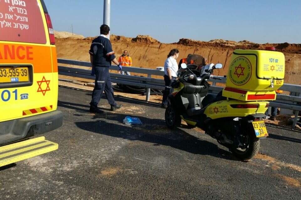 זירת תאונת העבודה במחלף השרון // צילום: תיעוד מבצעי מד"א // ,