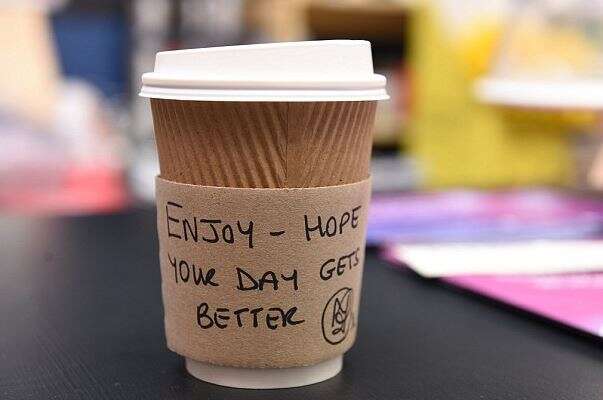 "תהנה, מקווה שהיום שלך ישתפר", כוס הקפה שקיבל סימונס// צילום: פייסבוק