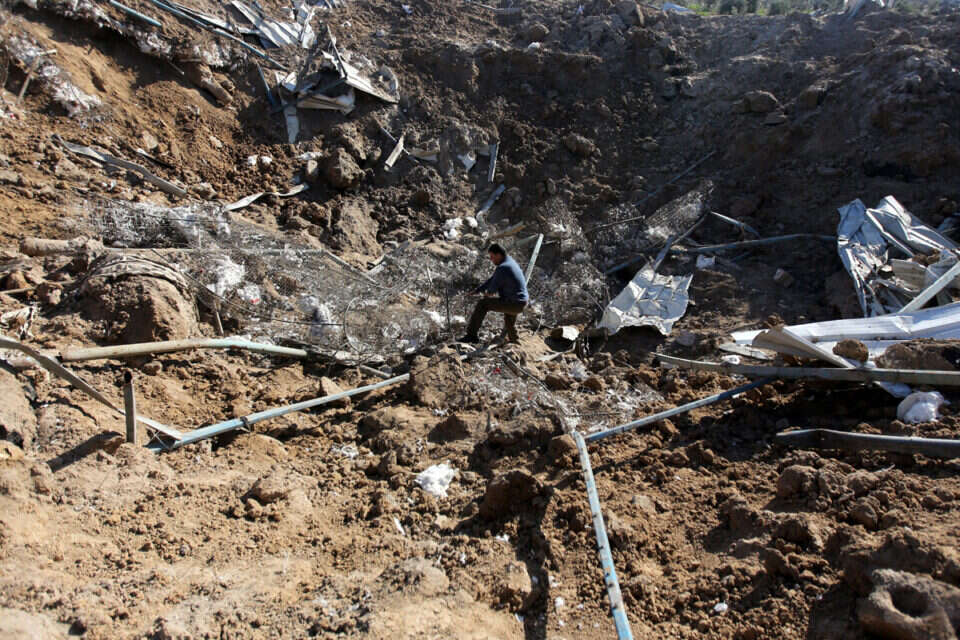 אומדים נזקים ברצועת עזה לאחר תקיפת צה"ל // צילום: אי.פי.אי // אומדים נזקים ברצועת עזה לאחר תקיפת צה"ל // צילום: אי.פי.אי ,