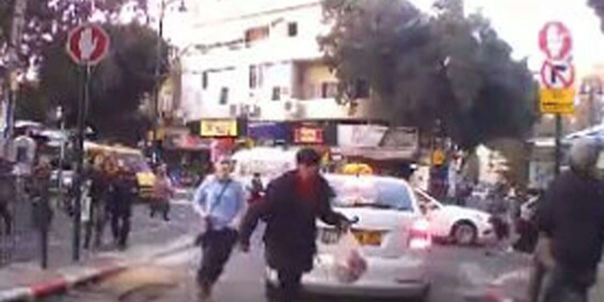 אזרחים בורחים מהזירה ברגעי הירי // אזרחים בורחים מהזירה ברגעי הירי ,