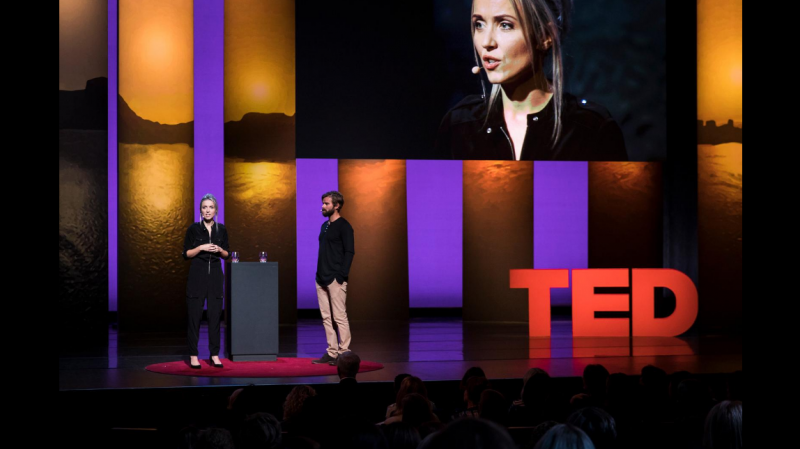 תום סריינג'ר ות'ורדיס אלבה על בימת TED // צילום מסך