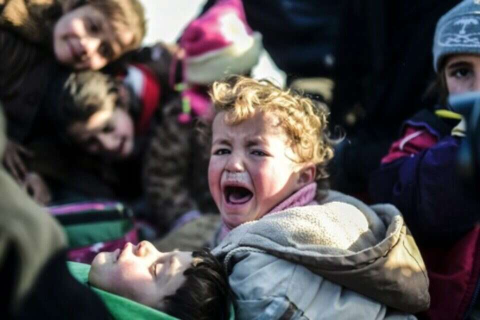 פליטים במעבר הגבול לאחר שנסו מחלב // צילום: אי.אף.פי // פליטים במעבר הגבול לאחר שנסו מחלב // צילום: אי.אף.פי ,