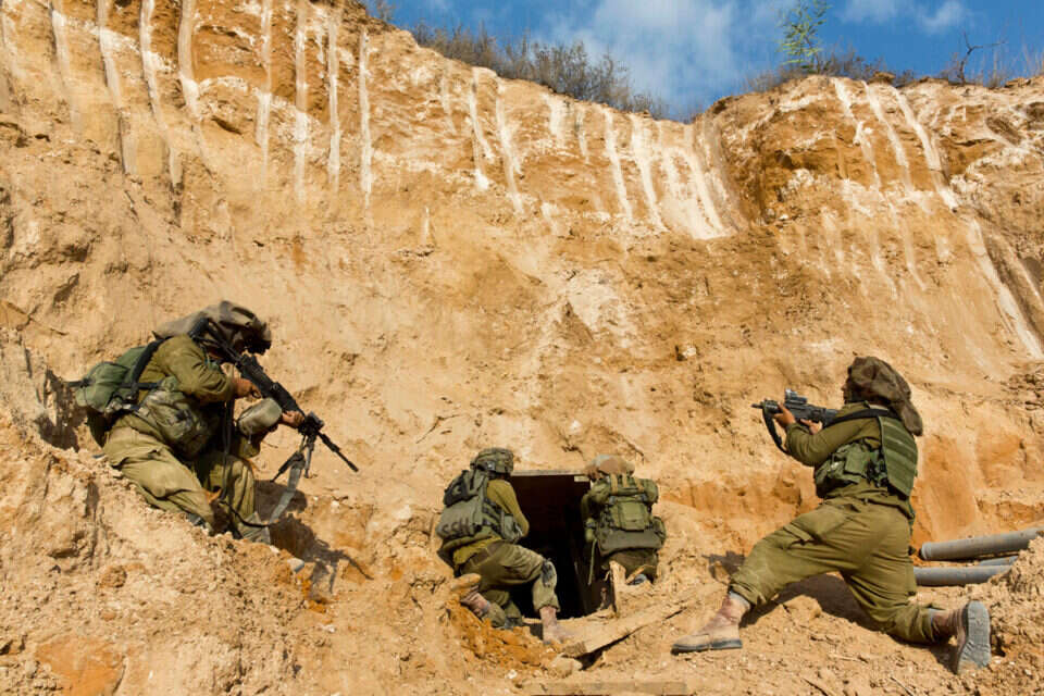 לוחמי חטיבת הנח"ל ליד אחת המנהרות ב"צוק איתן" // צילום ארכיון: זיו קורן // לוחמי חטיבת הנח"ל ליד אחת המנהרות ב"צוק איתן" // צילום ארכיון: זיו קורן ,