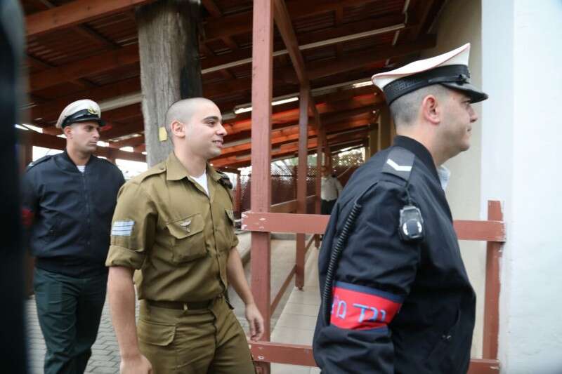 אזריה מובל לבית המשפט// צילום: גדעון מרקוביץ'