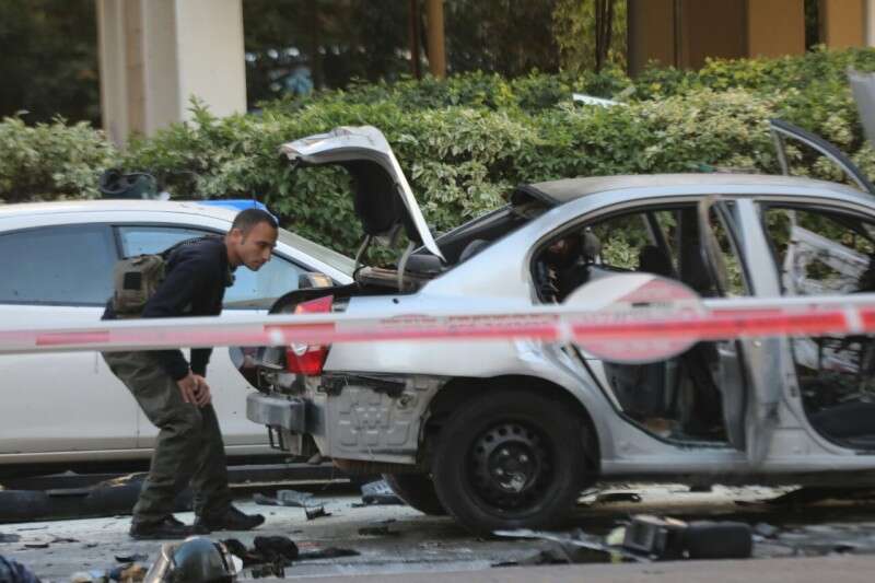 חבלן בוחן את הרכב שפוצץ // צילום: גדעון מרקוביץ'