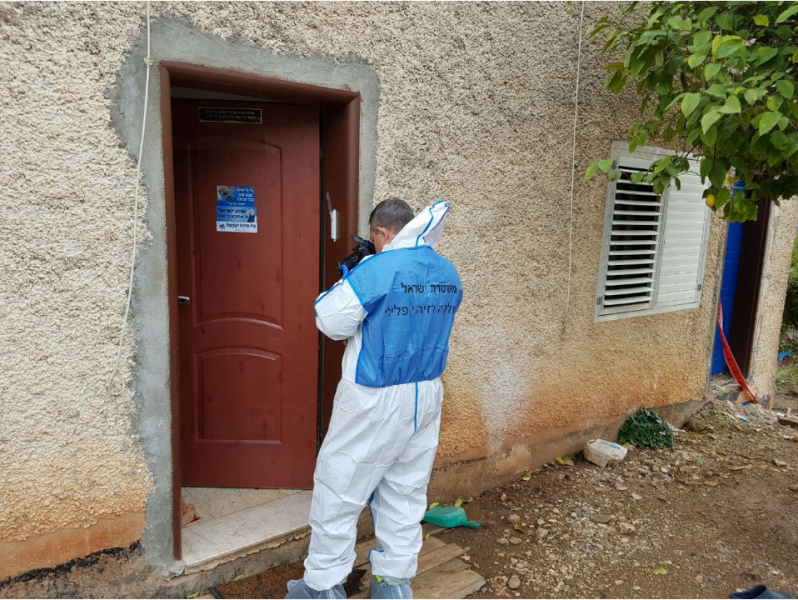 הכניסה לבית, היכן שנרצחו דור, ילדיה ובן השכנים // צילום: דוברות המשטרה