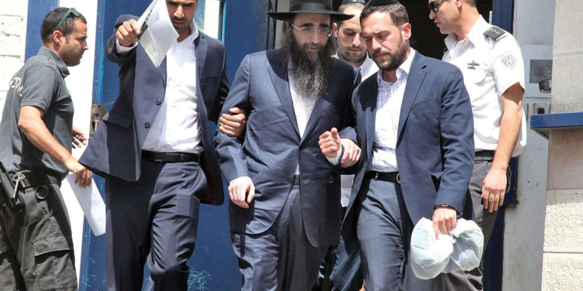 הרב פינטו בפתח בית הכלא // צילום: גדעון מרקוביץ // אוחז ביד אחיו, הרב מנחם פינטו , 