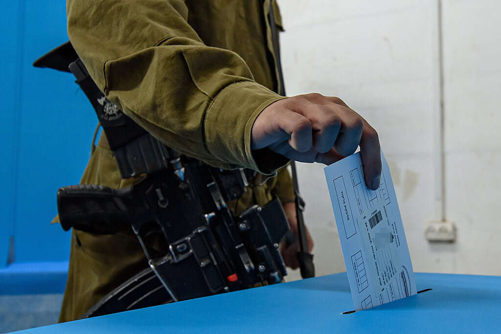 חיילי צה"ל מצביעים במעטפות הכפולות , ללא קרדיט