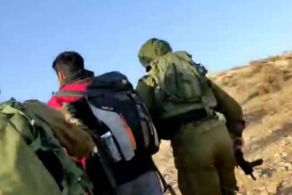 חייל צה"ל, פעיל שמאל, נעצר בחשד שהשליך אבנים על חיילים יחד עם פלשתינים