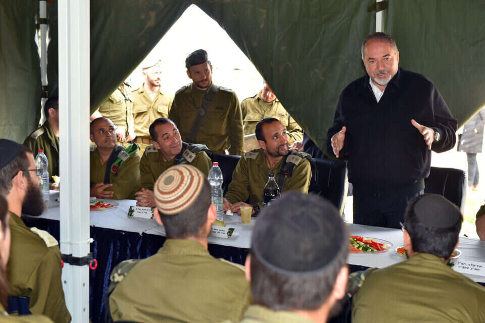 ליברמן מבקר בבסיס צה"ל בבקעה// צילום: דנה שרגא, משרד הביטחון // ליברמן מבקר בבסיס צה"ל בבקעה// צילום: דנה שרגא, משרד הביטחון ,