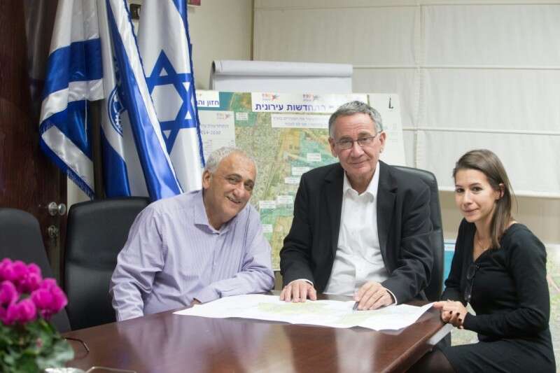 משמאל לימין:  מנכ"ל העירייה יהודה בן עזרא, ראש העירייה משה פדלון, ומ״מ ראש העירייה מאיה כץ