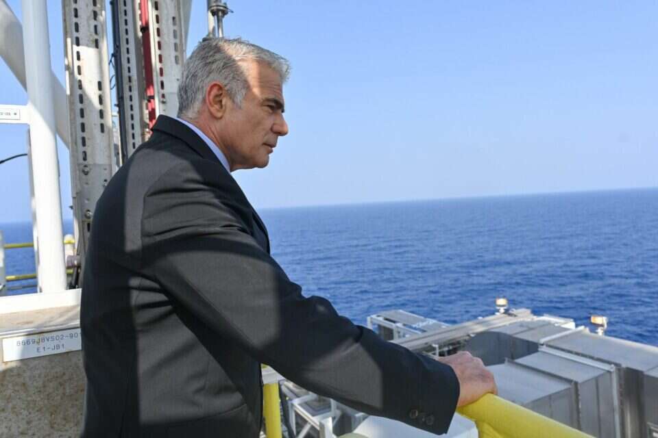 לפיד באסדת כריש. פוזה של מדינאי , קובי גדעון/ לע"מ