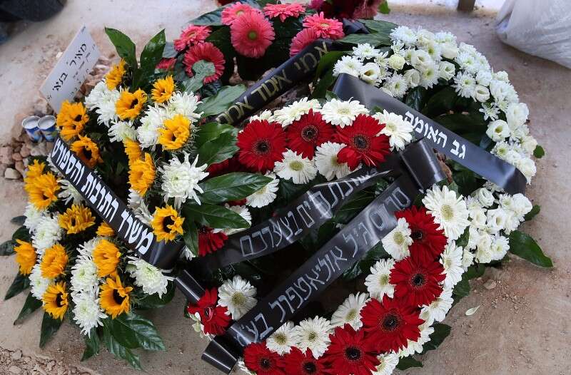 פרחים בהלווייתו של מאיר בנאי ז"ל// צילום: קוקו