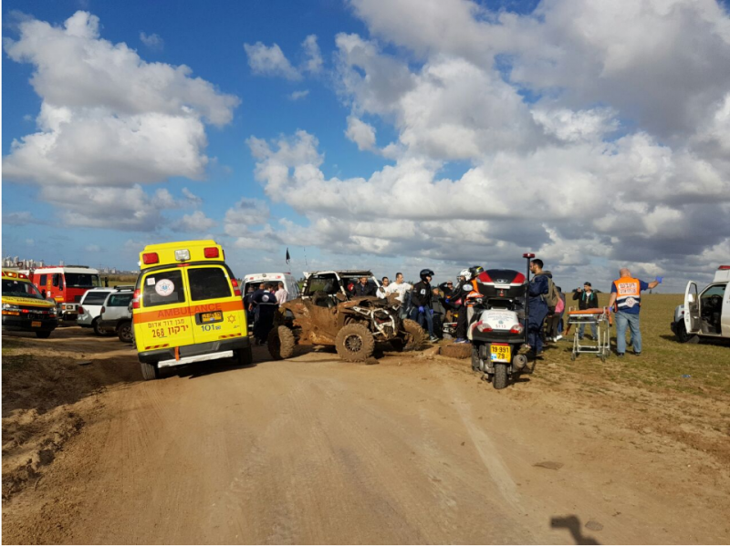 פינוי הפצועים // צילום: שלומי מרצ'ביאק תיעוד מבצעי מד"א