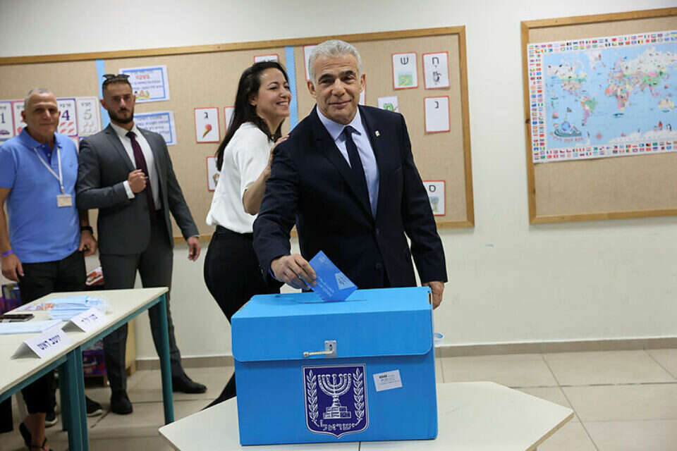 יאיר לפיד מצביע , תומר אפלבאום