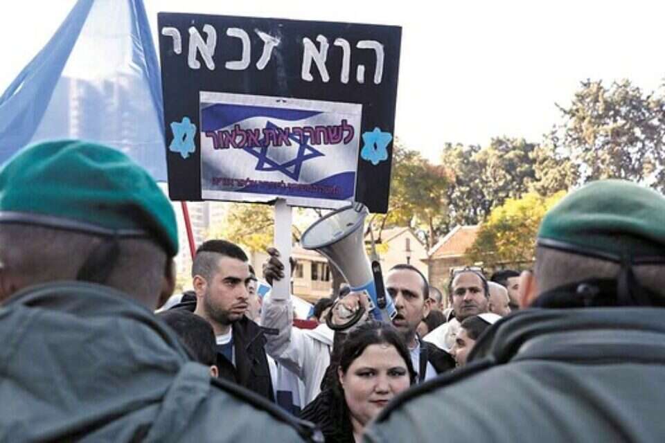 מי שנותן פקודות בצבא הם המפקדים, ולא הח"כ או הרב או האב. הפגנה מחוץ לבית הדין הצבאי בקריה, השבוע // צילום: אי.אף.פי // מי שנותן פקודות בצבא הם המפקדים, ולא הח"כ או הרב או האב. הפגנה מחוץ לבית הדין הצבאי בקריה, השבוע ,