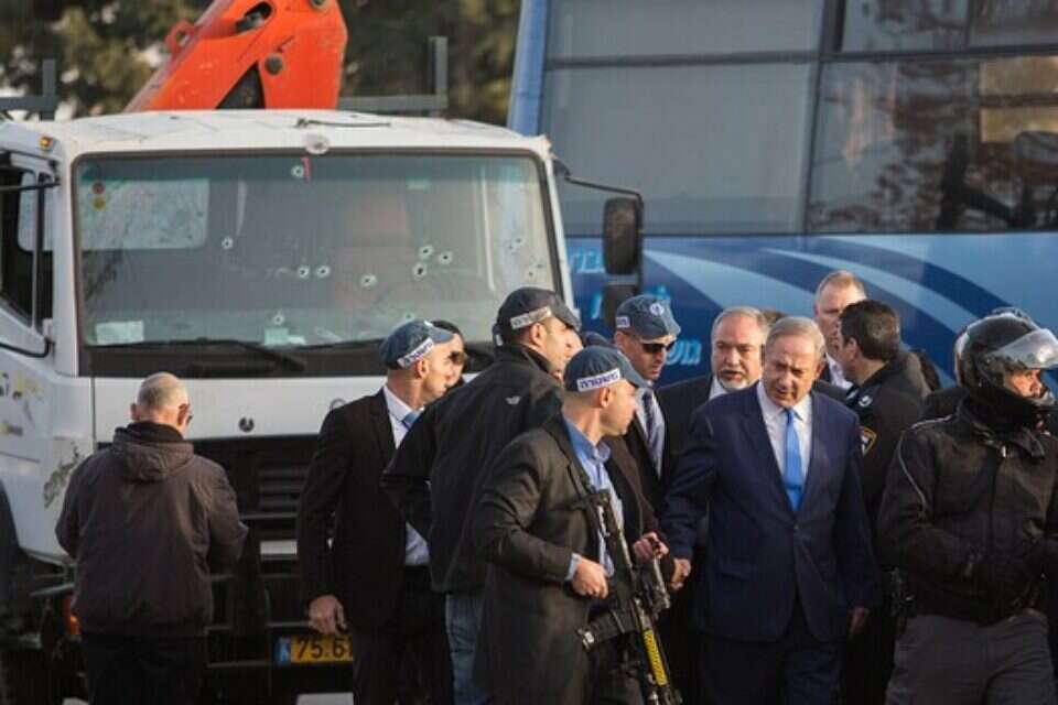 נתניהו וליברמן בזירת הפיגוע // צילום: נעם ריבקין פנטון // נתניהו וליברמן בזירת הפיגוע // צילום: נעם ריבקין פנטון ,