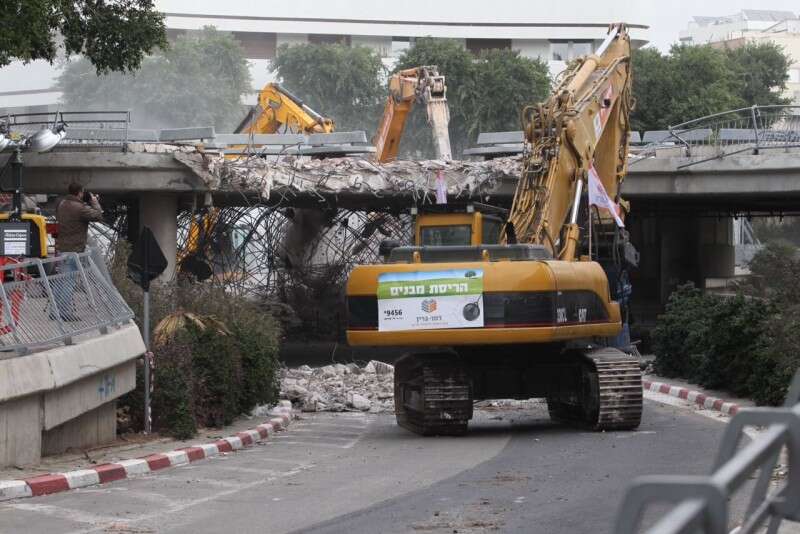 הריסת הכיכר המוגבהת // צילום: קוקו