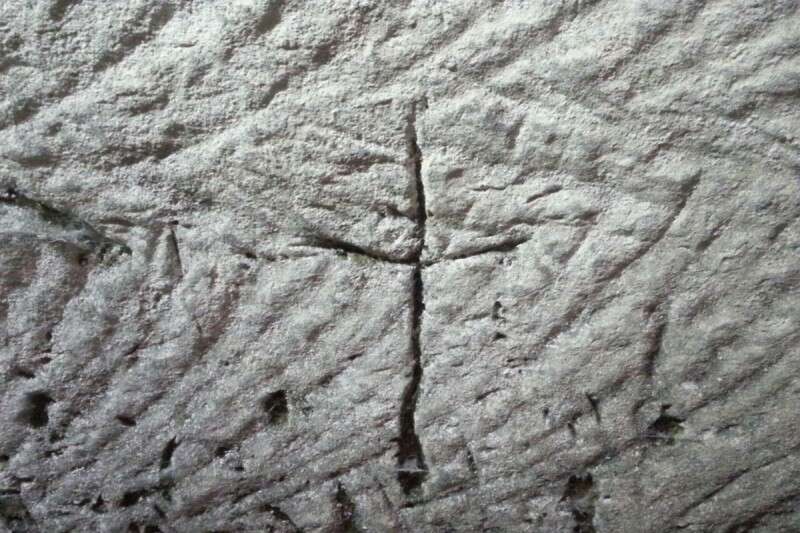 חריתת צלב. // צילום: סער גנור, רשות העתיקות