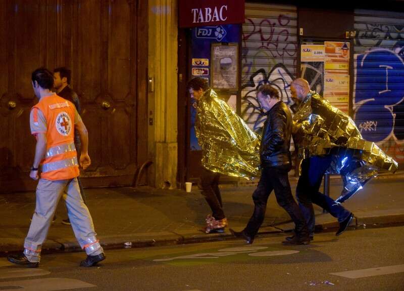 לומדים לחיות במציאות של טרור. ניצולי פיגוע הבטקלאן בפאריס מפונים מהזירה // צילום: רויטרס