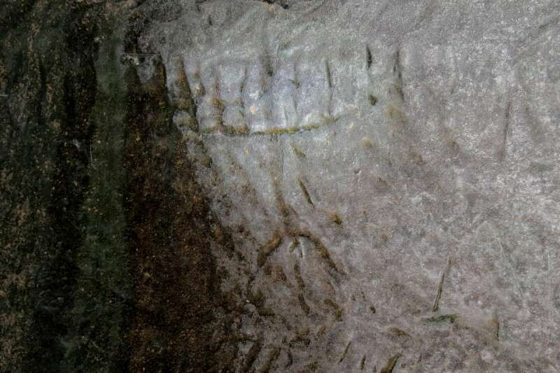 חריתת מנורת שבעת קנים // צילום: סער גנור, רשות העתיקות