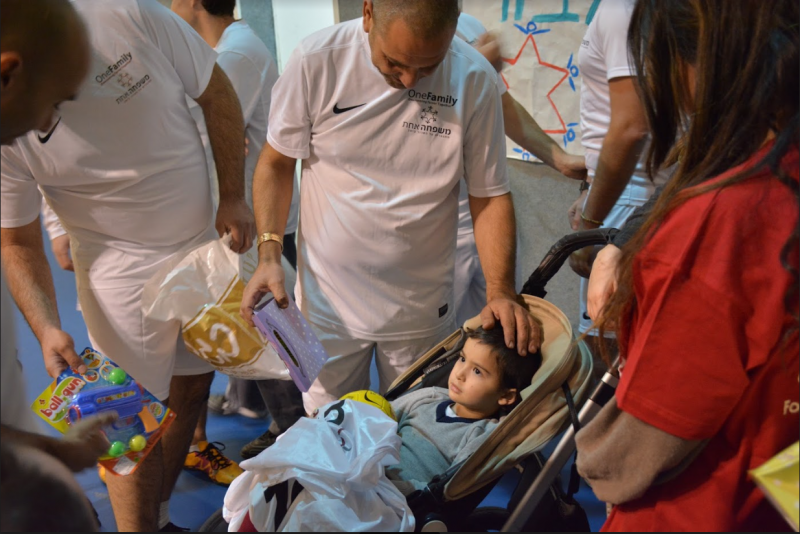 נתן מוקף בחברי הקבוצה // צילום: OneFamily