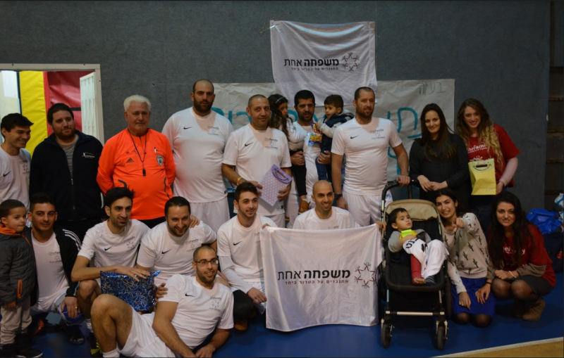 נתן בניטה בעגלה עם חברי קבוצת "משפחה אחת // צילום: OneFamily