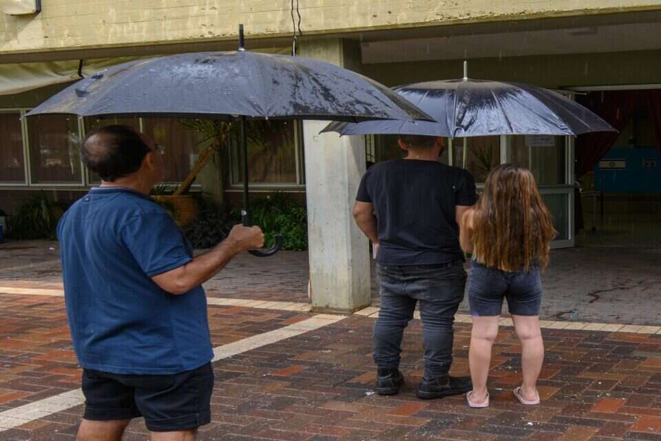 מצביעים בגשם ביום הבחירות