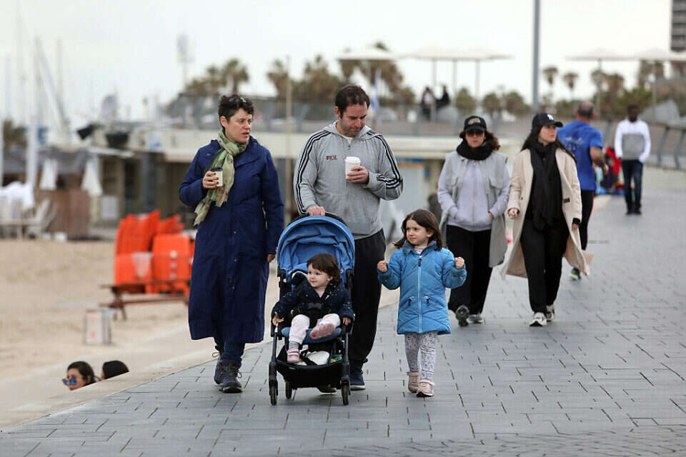 מטיילים בטיילת צ'יץ' בתל אביב (ארכיון) , גדעון מרקוביץ