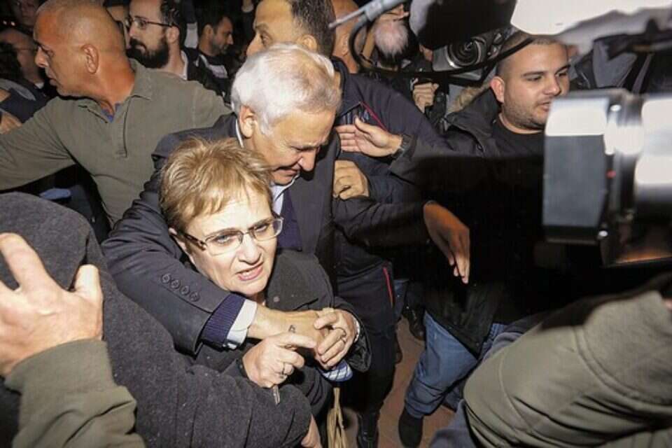 "הכחשות עד הרגע האחרון". קצב מגיע השבוע לביתו, עם אשתו גילה // צילום: יהודה פרץ // "הכחשות עד הרגע האחרון". קצב מגיע השבוע לביתו, עם אשתו גילה ,