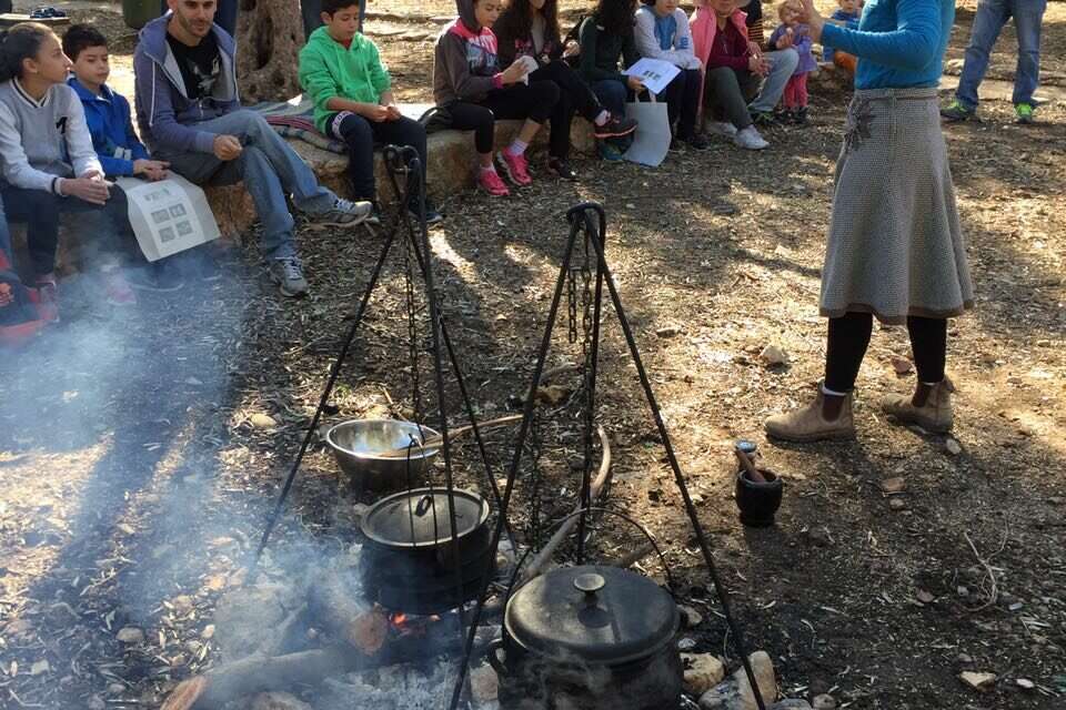 צילום: הברקוביצ'ים מטפלים בתבשילי הפויקה לקראת ארוחת הצהריים.צילום: ארז לוין // הברקוביצ'ים מטפלים בתבשילי הפויקה לקראת ארוחת הצהריים.צילום: ארז לוין ,
