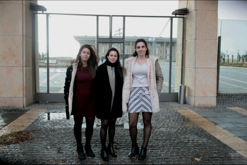 העוזרות הפרלמנטריות של ח"כ קארין אלהרר בכניסה למשכן // צילום: אורן בן חקון