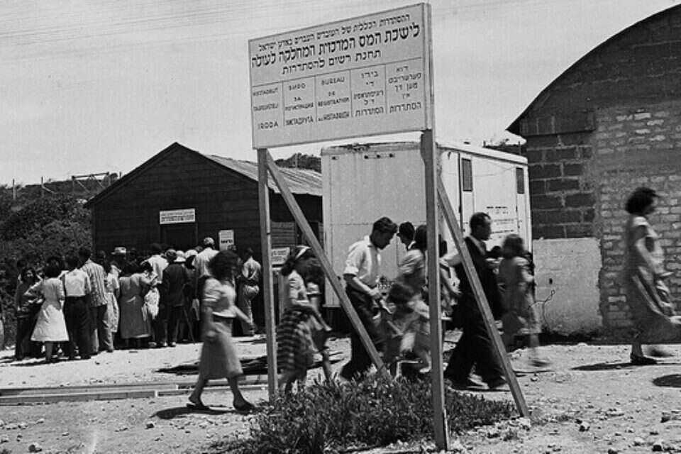 רישום עולים להסתדרות במעברה // צילום: זולטן קלוגר/לע"מ // רישום עולים להסתדרות במעברה // צילום: זולטן קלוגר/לע"מ ,