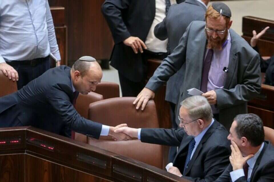 נתניהו ובנט במליאת הכנסת, אמש // צילום: אורן בן חקון // נתניהו ובנט במליאת הכנסת, אמש // צילום: אורן בן חקון ,