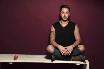 טום אביב חוזר לטלוויזיה, הפעם לא כדי לבשל