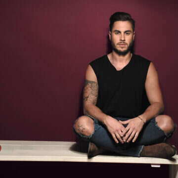 טום אביב חוזר לטלוויזיה, הפעם לא כדי לבשל