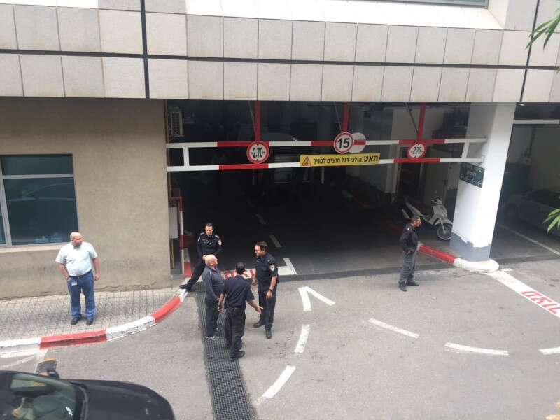 זירת הפיצוץ במתחם העסקים וההייטק // צילום: דוברות המשטרה
