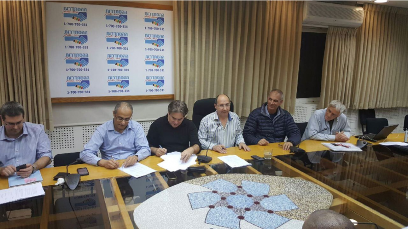 מעמד החתימה במשרדי ההסתדרות // צילום: דוברות ההסתדרות