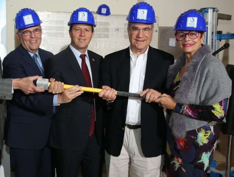 מימין לשמאל: רותי פרנקל, סנדי פרנקל נאמן הקרן, ניר ברקת ראש עיריית ירושלים, מנכ''ל המרכז הרפואי שערי צדק, פרופ' יונתן הלוי, מניחים את אבן הפינה למרכז הנוירולוגי החדש ע''ש הלמסלי בשערי צדק // צילום:  ג'ארד ברנשטיין