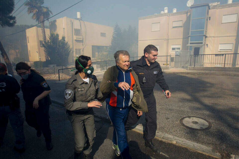 מפנים אזרחים בחיפה // צילום: מישל דוט קום // מפנים אזרחים בחיפה // צילום: מישל דוט קום ,